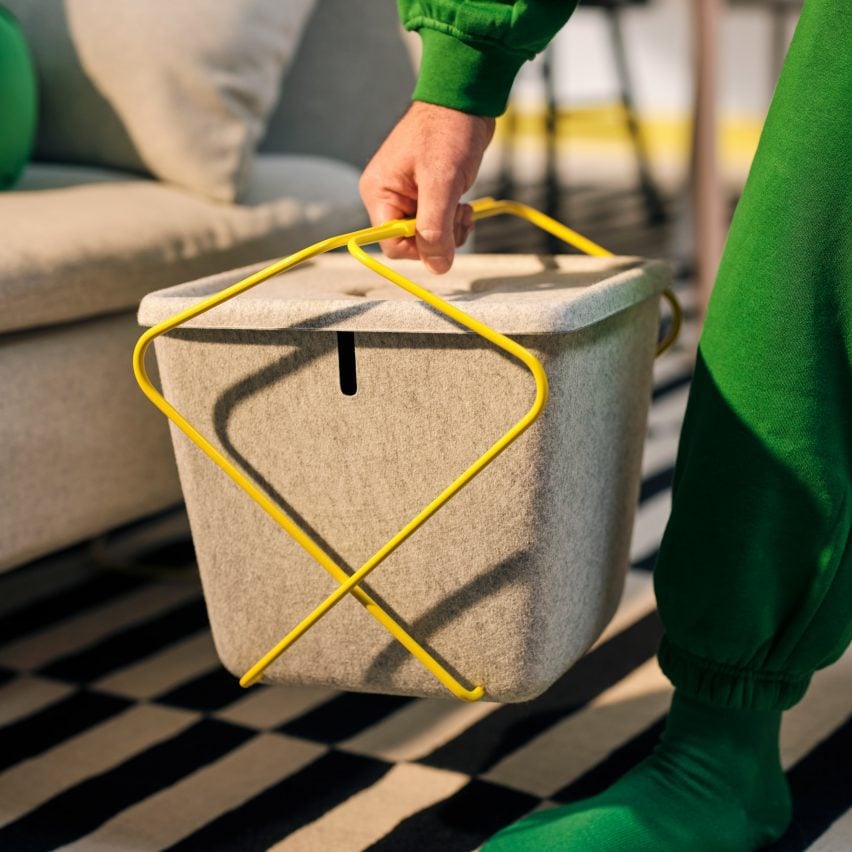 Фетровая корзина в руках из коллекции игровой мебели Brännboll от IKEA