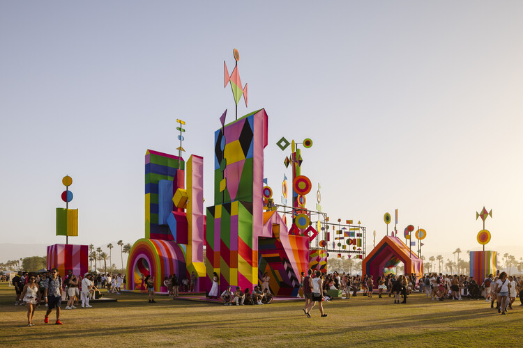 Инсталляции Coachella 2024 исследуют пересечение искусства, музыки и сообщества — изображение 10 из 23