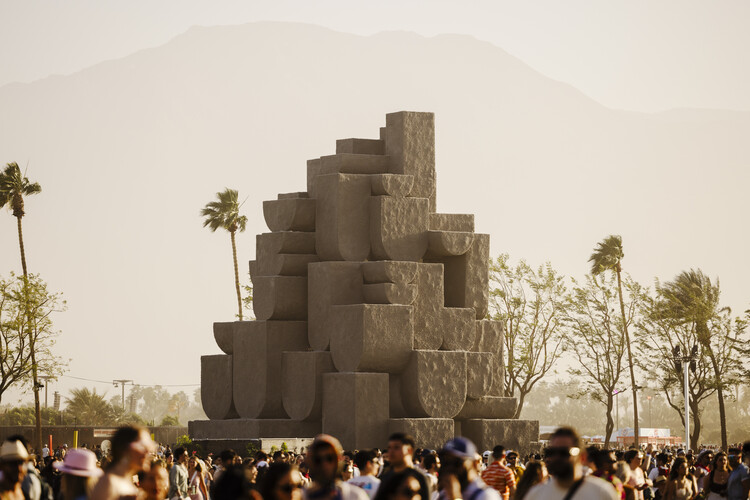 Инсталляции Coachella 2024 исследуют пересечение искусства, музыки и сообщества — изображение 17 из 23