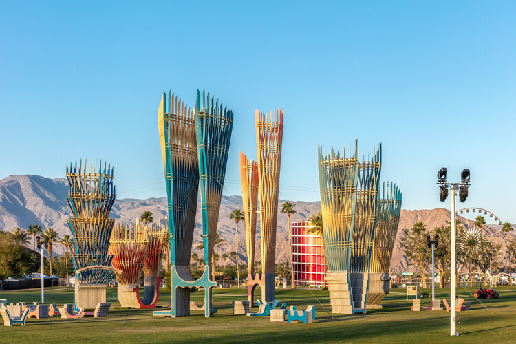 Инсталляции Coachella 2024 исследуют пересечение искусства, музыки и общества — изображение 7 из 23