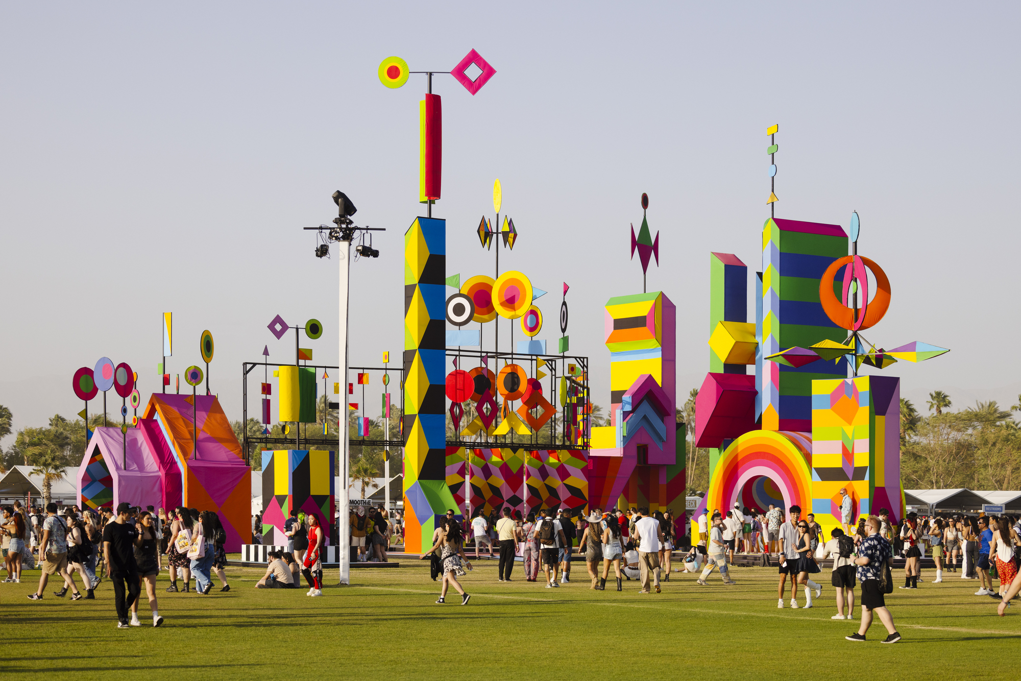 Инсталляции Coachella 2024 исследуют пересечение искусства, музыки и сообщества