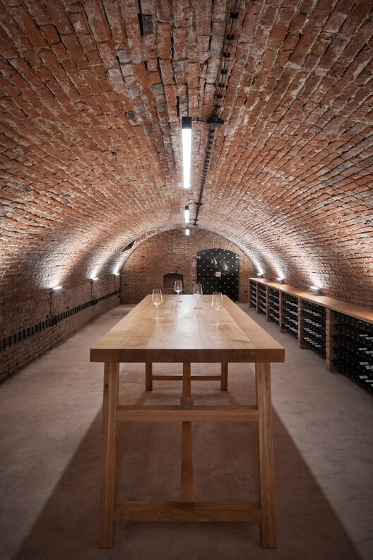 Kolby Winery / ORA - Фотография интерьера, стол, арка, балка