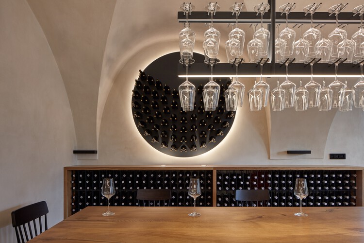 Kolby Winery / ORA - Фотография интерьера, стол, стул