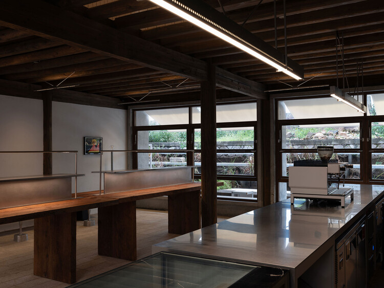XUN BAKERY / Devolution - Фотография интерьера, кухня, стол, балка, окна