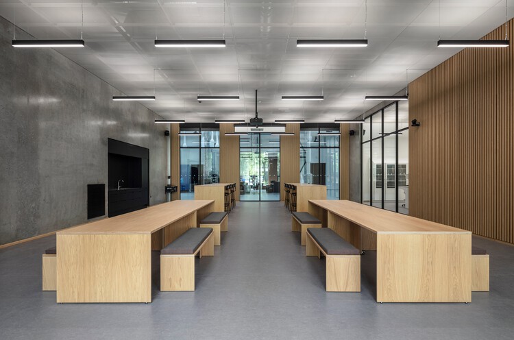 B357 Research Hub / Christensen & Co. Architects — Фотография интерьера, кухни, стола, стула