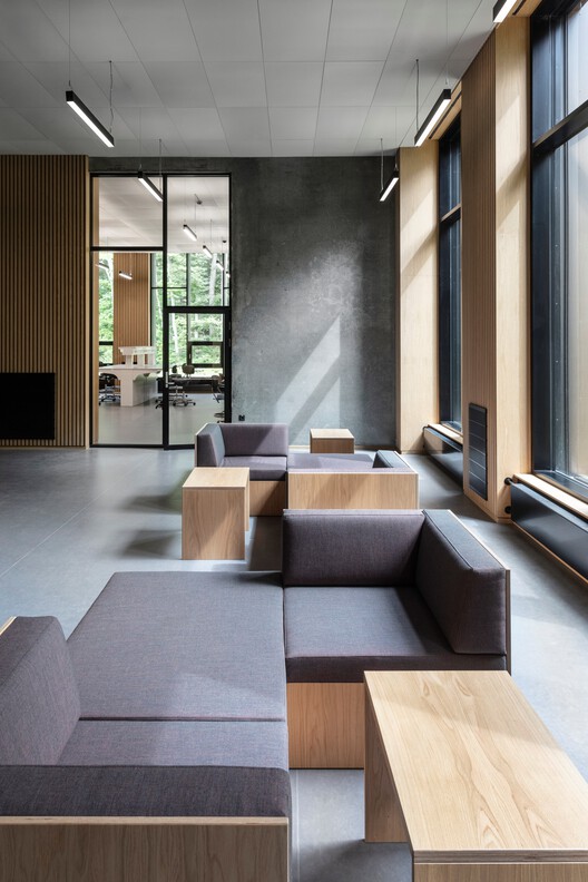 B357 Research Hub / Christensen & Co. Architects — Фотография интерьера, гостиная, окна