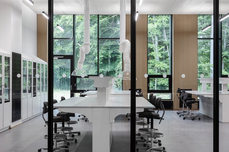 B357 Research Hub / Christensen & Co. Architects — Фотография интерьера, стол, окна, стул, стекло