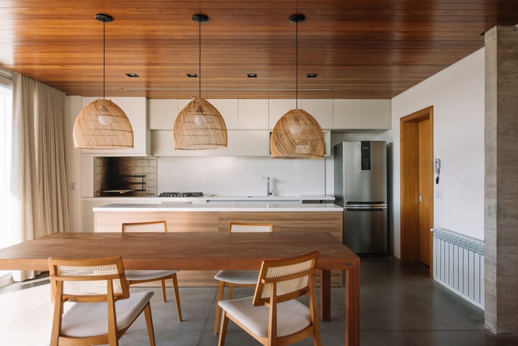 Marina House / parte arquitetura - Фотография интерьера, кухня, стол, столешница, стул, балка
