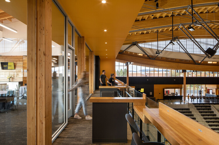 Арена Центрального кредитного союза Университета Айдахо / Архитектура Opsis — Фотография интерьера, кухня, балка