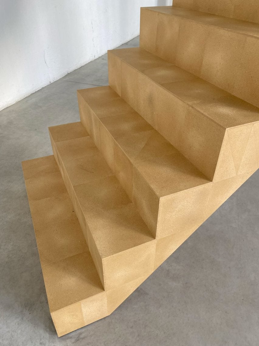 Лестница, облицованная плиткой от Dzek