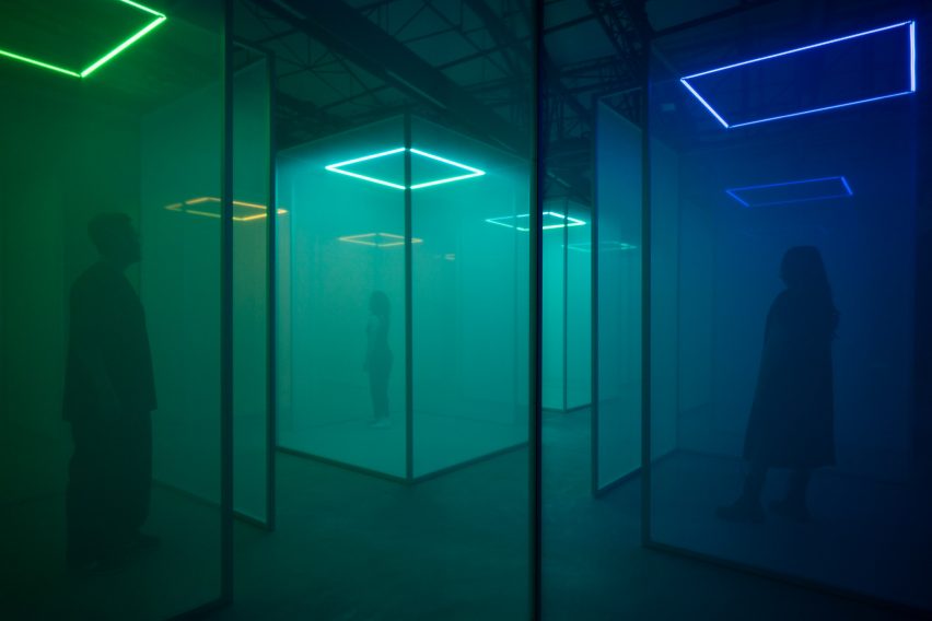 Люди, стоящие за инсталляцией «Осмысление цвета» от Chromasonic для Google на Неделе дизайна в Милане 2024 г.