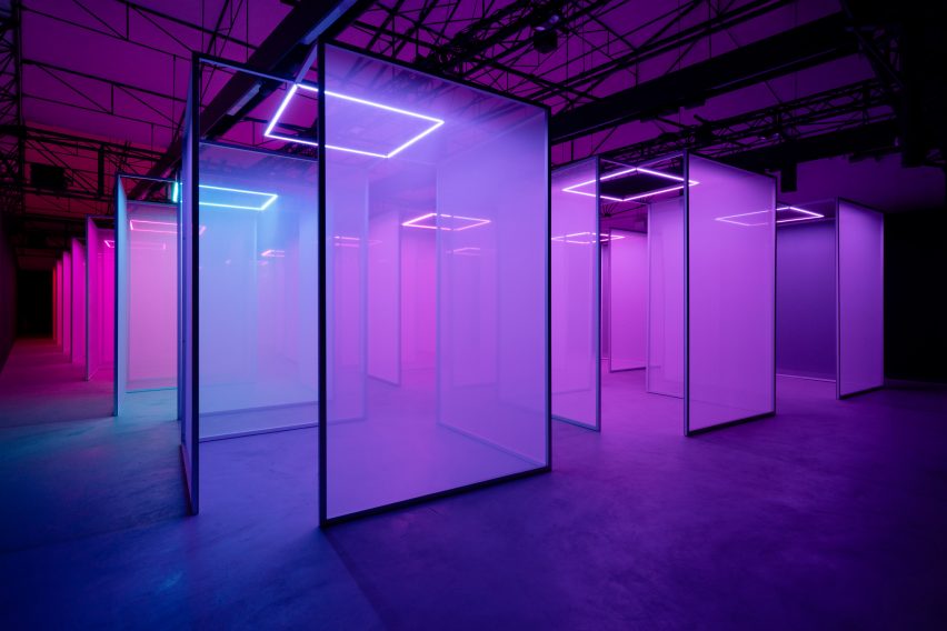 Фиолетовые коробки из инсталляции «Смысл цвета» от Chromasonic для Google на неделе дизайна в Милане 2024 г. 