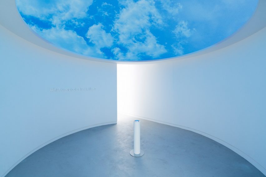 Ярко-синяя комната из инсталляции «Смысл цвета» от Chromasonic для Google на неделе дизайна в Милане 2024 г.