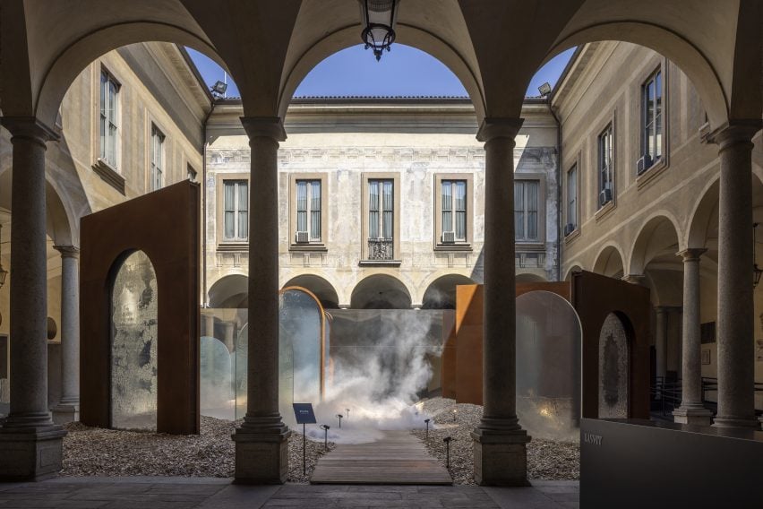 Наружная инсталляция из плавленого стекла Lasvit Porta на неделе дизайна в Милане 2024