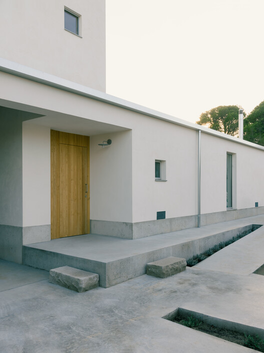 TD House / Skye Maunsell Studio + Jordi Veciana + Juan Gurrea Rumeu - Фотография интерьера, окон, дверей, фасада, бетона