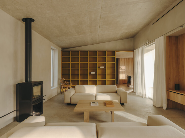 TD House / Skye Maunsell Studio + Jordi Veciana + Juan Gurrea Rumeu - Фотография интерьера, гостиная, диван, стул