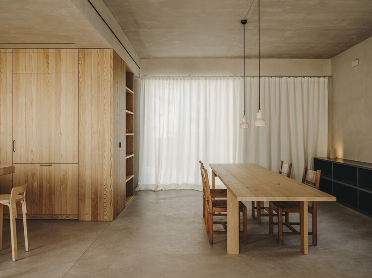 TD House / Skye Maunsell Studio + Jordi Veciana + Juan Gurrea Rumeu - Фотография интерьера, столовая, стол, стул