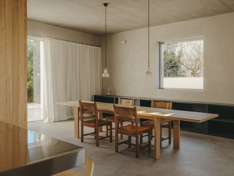 TD House / Skye Maunsell Studio + Jordi Veciana + Juan Gurrea Rumeu - Фотография интерьера, столовая, стол, стул