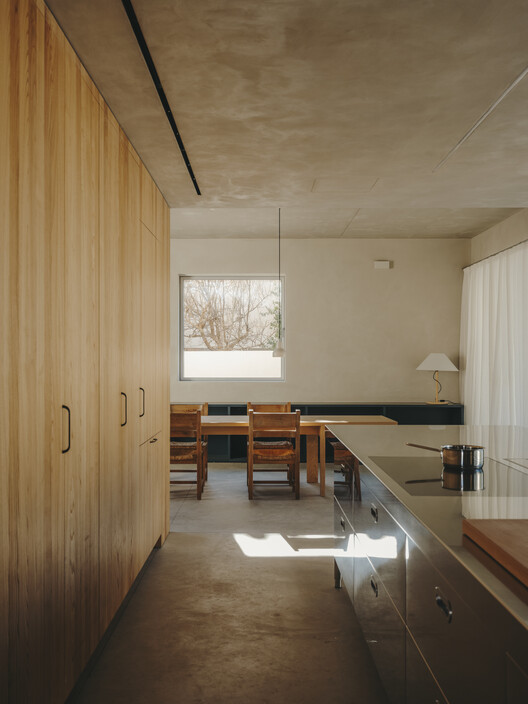 TD House / Skye Maunsell Studio + Jordi Veciana + Juan Gurrea Rumeu — Фотография интерьера, кухня, окна, стул, столешница