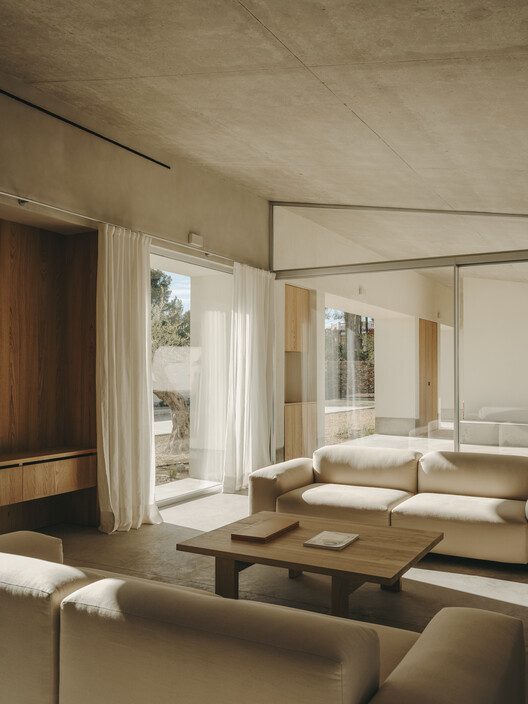 TD House / Skye Maunsell Studio + Jordi Veciana + Juan Gurrea Rumeu — Фотография интерьера, гостиная, диван, стол