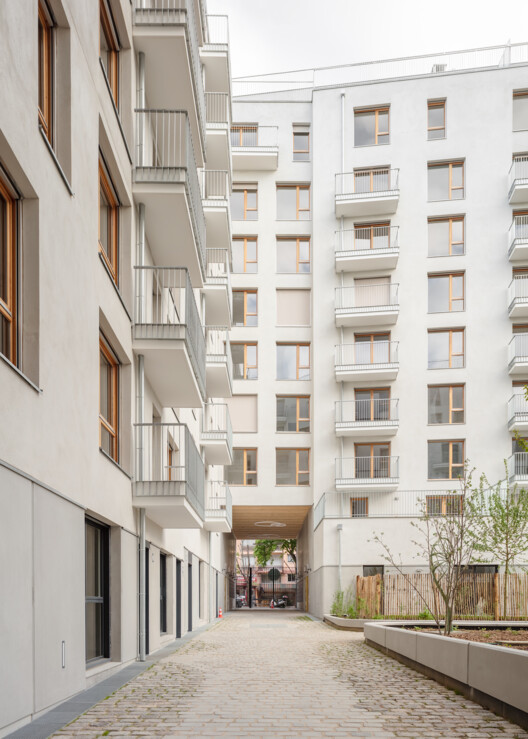 93 Petit Apartments / Studio Razavi Architecture - Фотография интерьера, окон, фасада