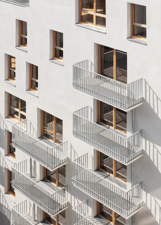 93 Petit Apartments / Studio Razavi Architecture - Фотография интерьера, лестница, окна, фасад