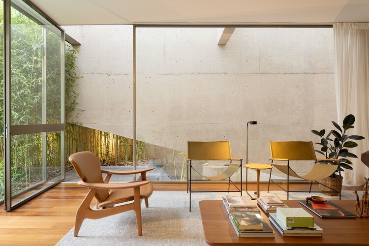 Дом A2 / Caracho Arquitetos - Фотография интерьера, стол, стул