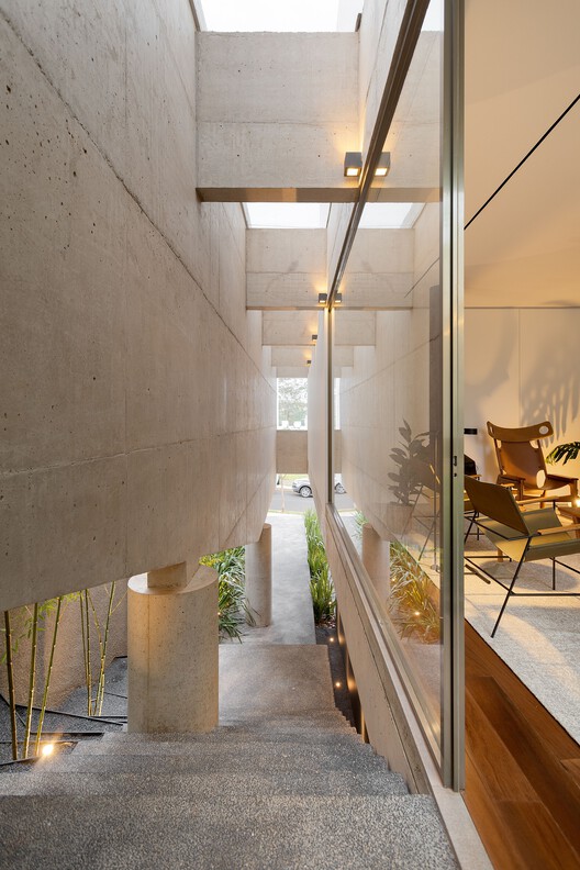 Дом A2 / Caracho Arquitetos - Фотография интерьера, стол, освещение, стул, балка