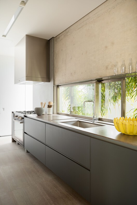 Дом A2 / Caracho Arquitetos - Фотография интерьера, кухня, столешница, стекло