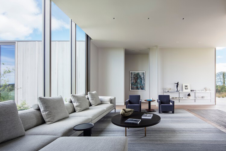 Hudson Valley Residence / HGX — фотография интерьера, гостиная, диван, стол