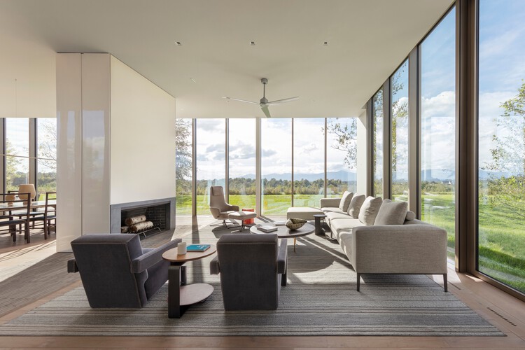 Hudson Valley Residence / HGX — Фотография интерьера, гостиная, стул