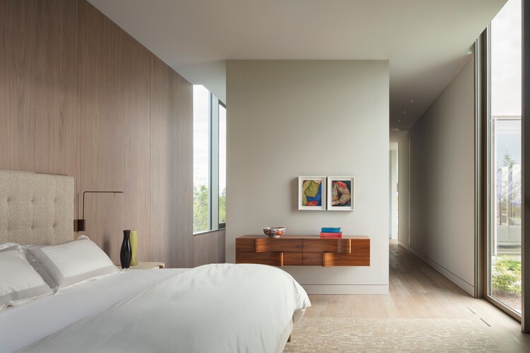 Hudson Valley Residence / HGX — Фотография интерьера, спальня, кровать
