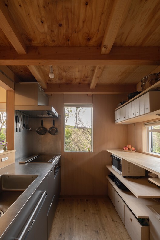 Дом в Уманосе / Buttondesign - Фотография интерьера, кухня, столешница, раковина, окна