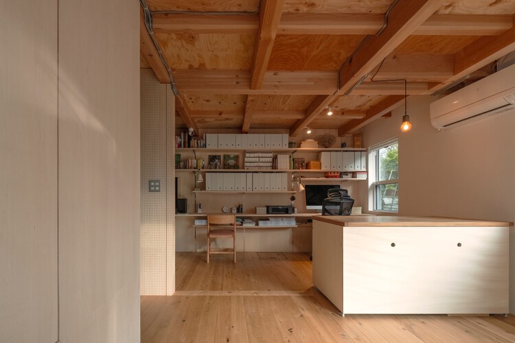 Дом в Уманосе / Buttondesign - Фотография интерьера, кухня, стол, столешница, стул, балка