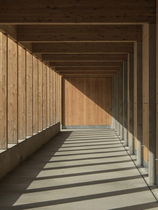 Les écuries de la Roche Stable / f+g Architectes — Фотография интерьера, перила