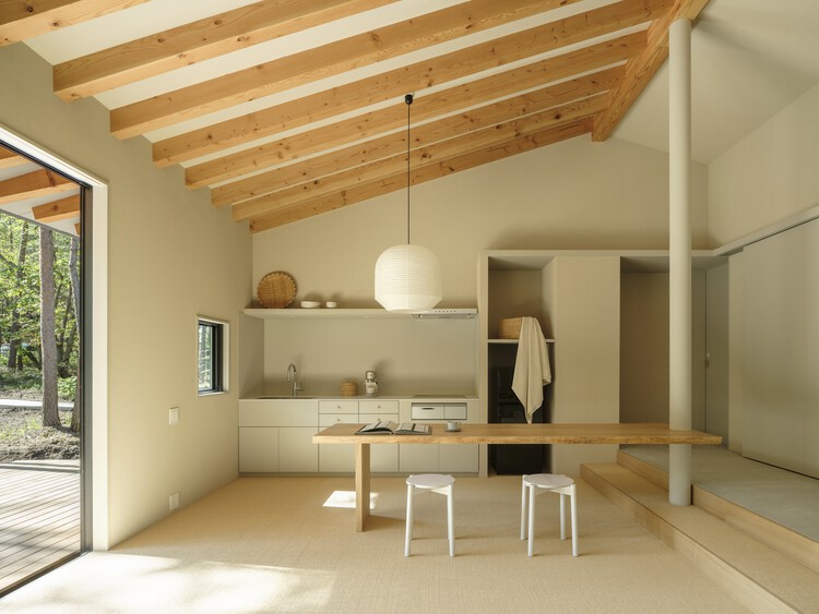 Дом вокруг леса / YSLA Architects — фотография интерьера, кухня, стол, окна, балка