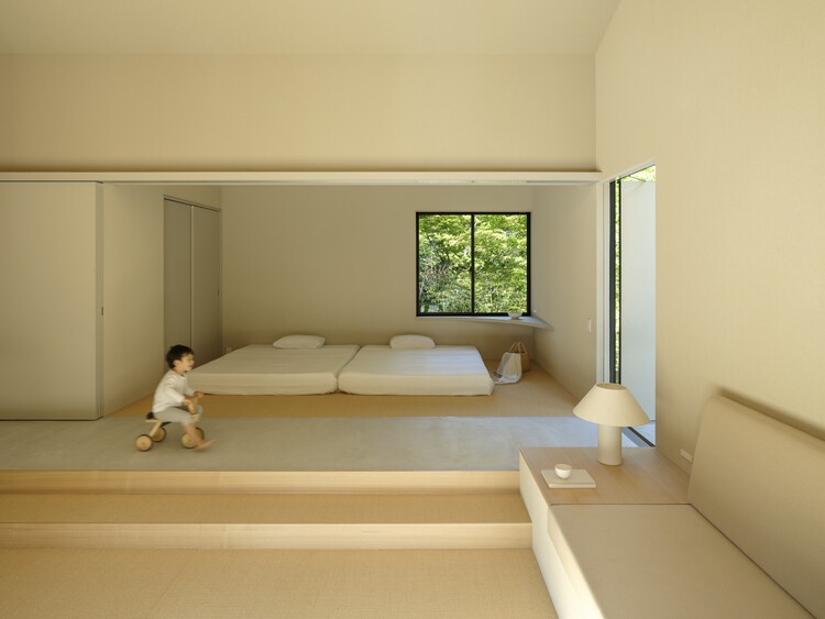 Дом вокруг леса / YSLA Architects — фотография интерьера, ванная комната, кровать, окна, спальня
