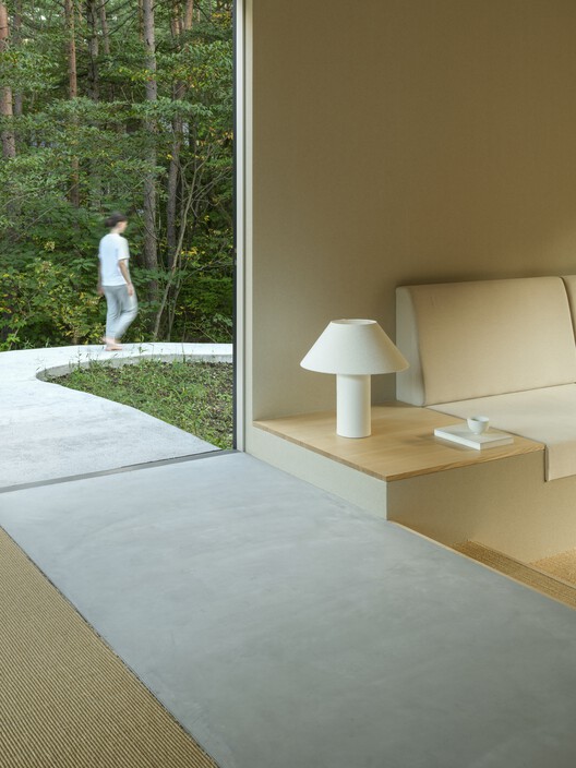 Дом вокруг леса / YSLA Architects — Фотография интерьера, спальня, стул