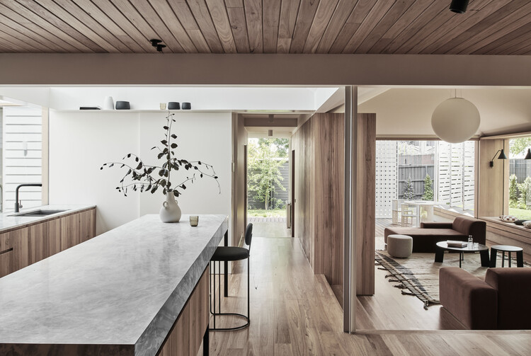 Брайтонский дом / Figr Architecture & Design — Фотография интерьера, стол, балка, стул