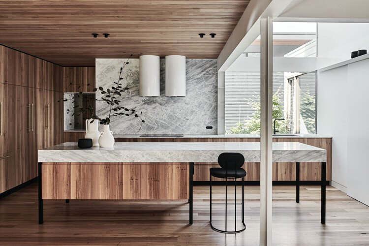 Брайтонский дом / Figr Архитектура и дизайн — Фотография интерьера, кухня, стол, столешница, балка