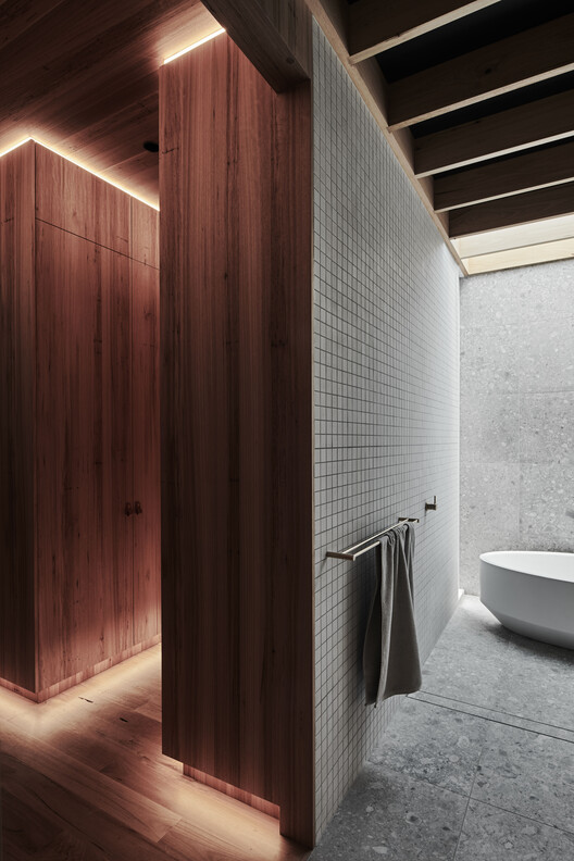 Брайтонский дом / Figr Архитектура и дизайн — Фотография интерьера, ванная комната, балка