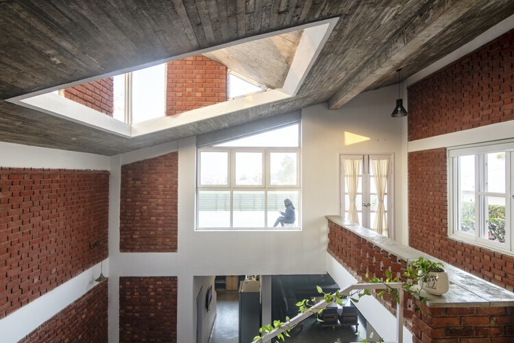 Nilaya Residence / IDIEQ - Фотография интерьера, окна, кирпич, балка