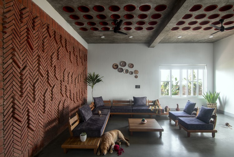 Nilaya Residence / IDIEQ — Фотография интерьера, гостиная, стол, диван