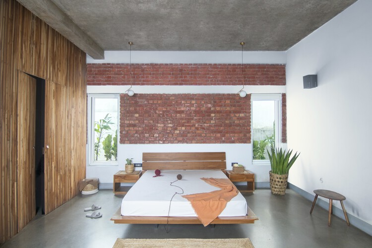 Nilaya Residence / IDIEQ — Фотография интерьера, спальня, стол, окна
