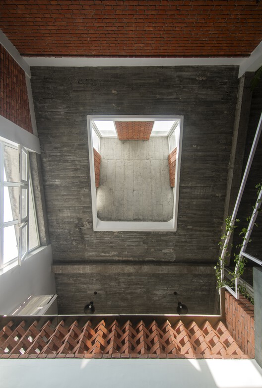 Nilaya Residence / IDIEQ - Фотография интерьера, ванная, окна, лестница, кирпич