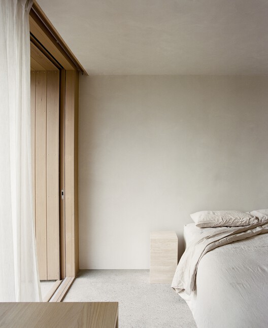 Upper Watt Residence / Seear-Budd Ross — Фотография интерьера, спальня, кровать