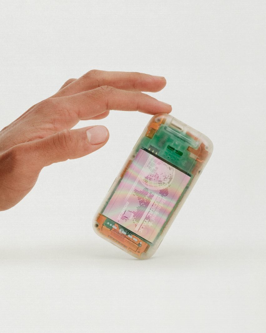 Скучный телефон в прозрачном корпусе от Heineken и Bodega