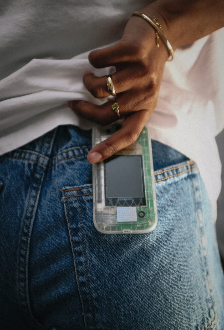 «Скучный телефон» в кармане джинсов от Heineken и Bodega