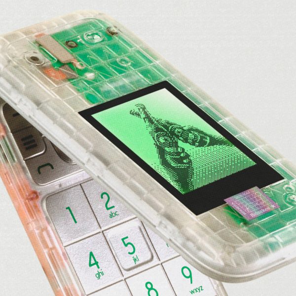 Heineken и Bodega представили ностальгический скучный телефон для поколения Z