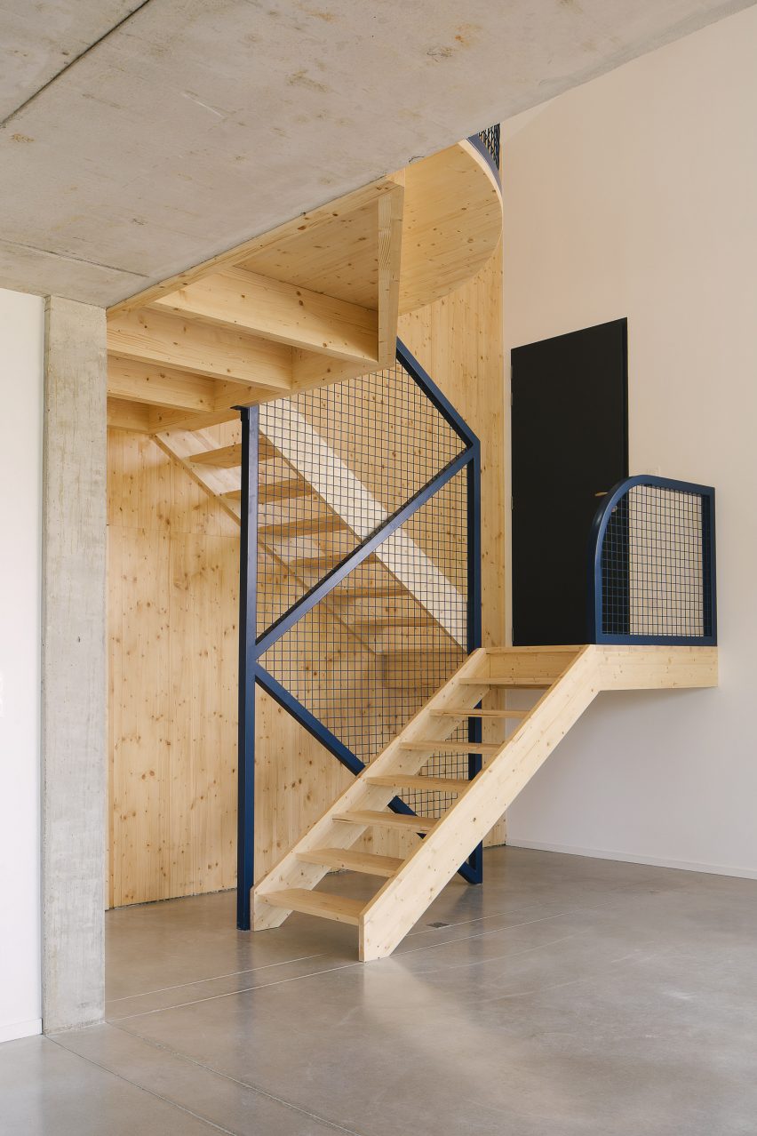 Деревянная лестница в доме от Barrault Pressacco